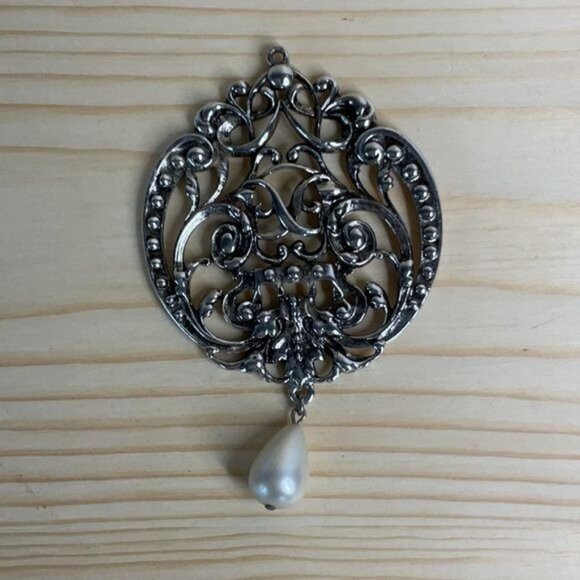 Avon Victorian Silver Tone Open Filigree Pearl Drop Medallion 70s Pendant - Picture 1 of 4